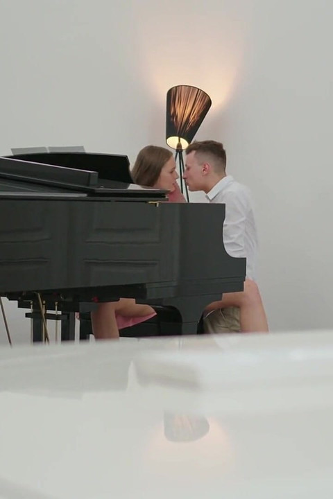 Joymii - stacy verführt den musiklehrer während des klavierunterrichts, was zu heißem creampie-finish führt