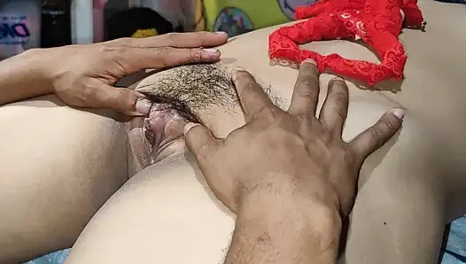 Üvey kız kardeşimin sıkı vajinal dudaklarını kırıyor ve tamil Hindistan'da beni x videosundan sikiyor