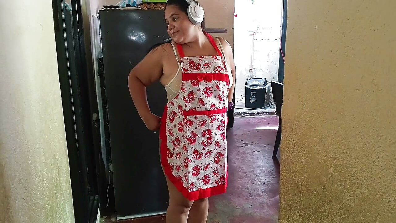 Ik huurde deze meid in, ze kwam in korte lingerie, wat een dikke kont heeft ze