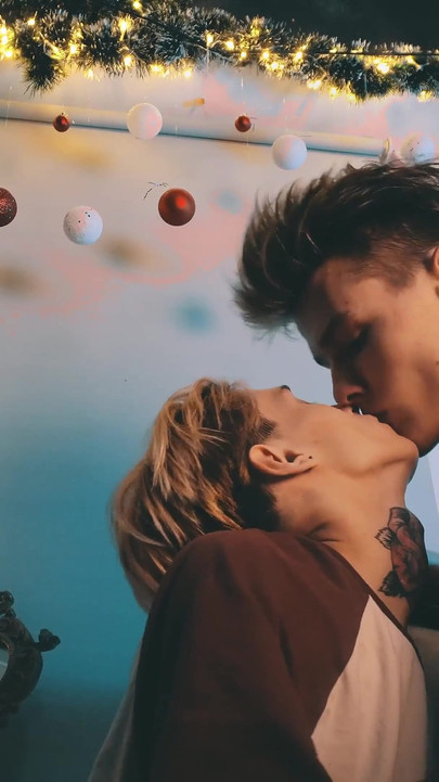 Sweet couple of guys had hot sex on the eve of Christmas