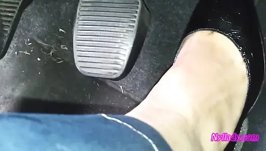 Fahren und revving in schwarzen pumps auf nacktem fuß