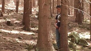 Napalone faceci z twardymi kutasami uwielbiają się pieprzyć w lesie