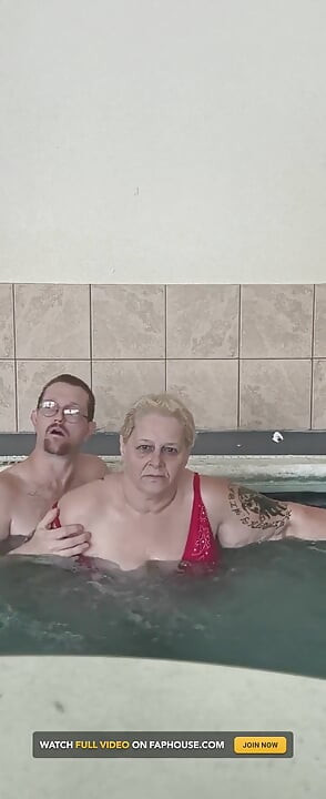 Une princesse BBW suce sa bite sous l’eau avec son beau-père coquin
