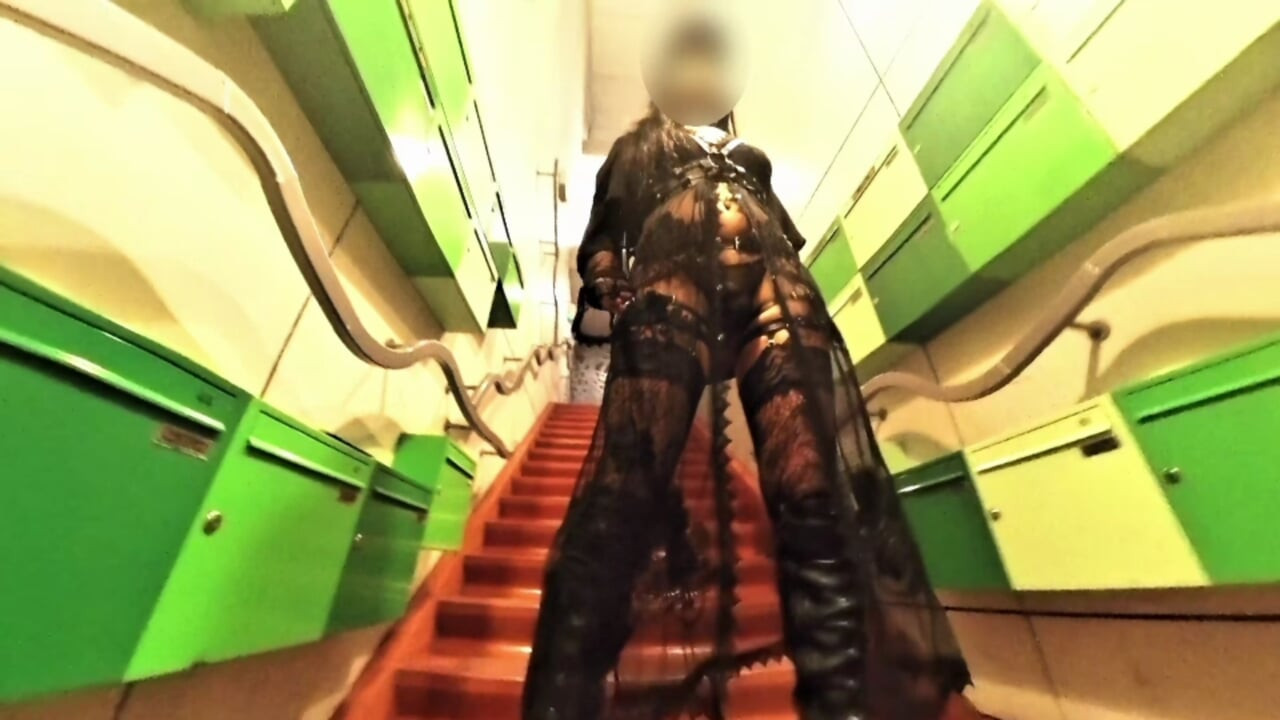 Извратена готическа курва на открито изследва центъра на града.