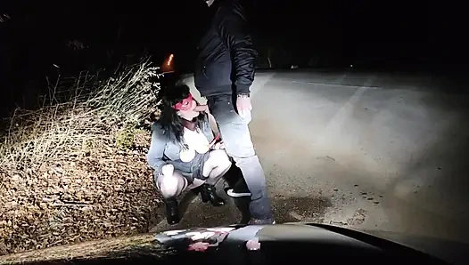 Slutmomhappiness açık havada işerken sınırları yıkıyor