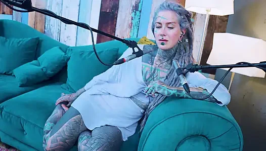 Aku berbicara tentang G - Grattitude- ASMR podcast SFW berbicara dengan gadis kurus gothic model tato rambut gimbal