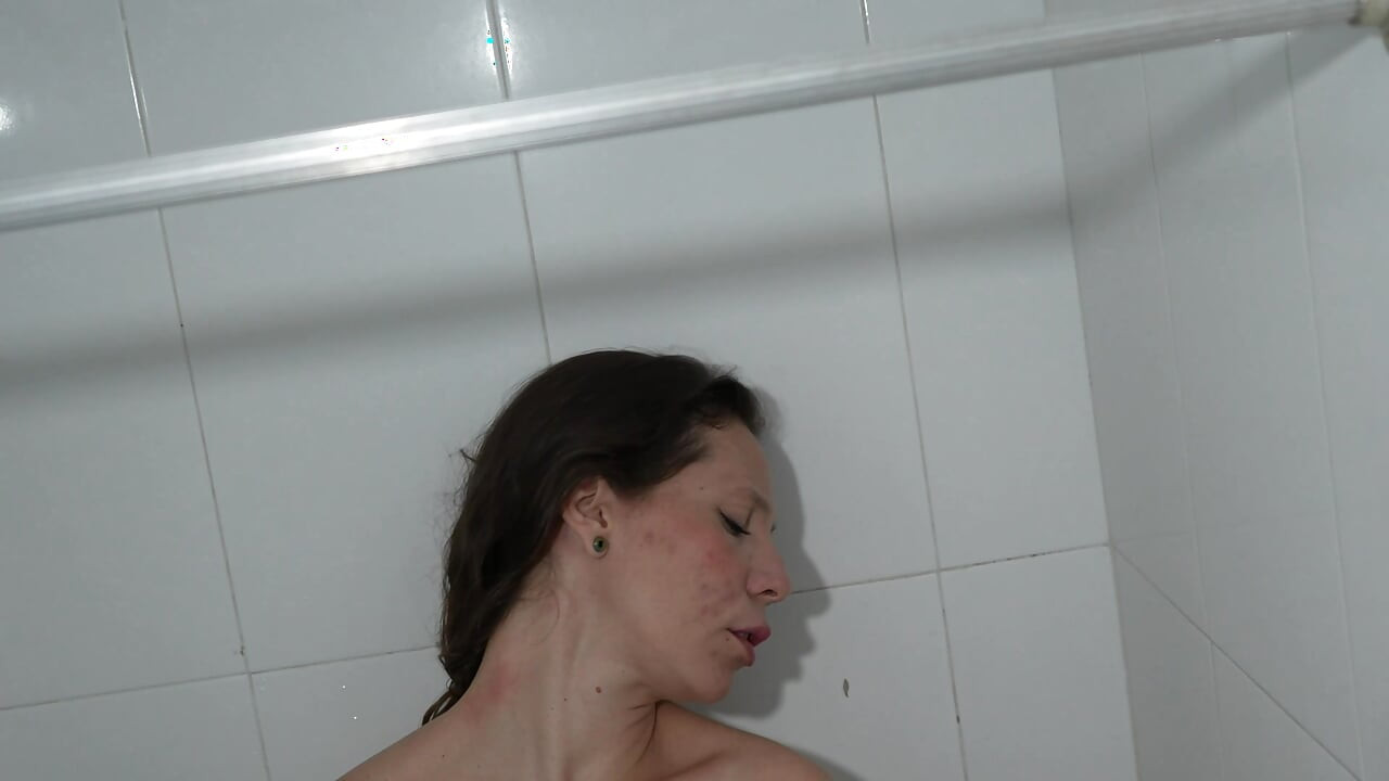 Big ass Latina loves to be touched and sucked her pussy
