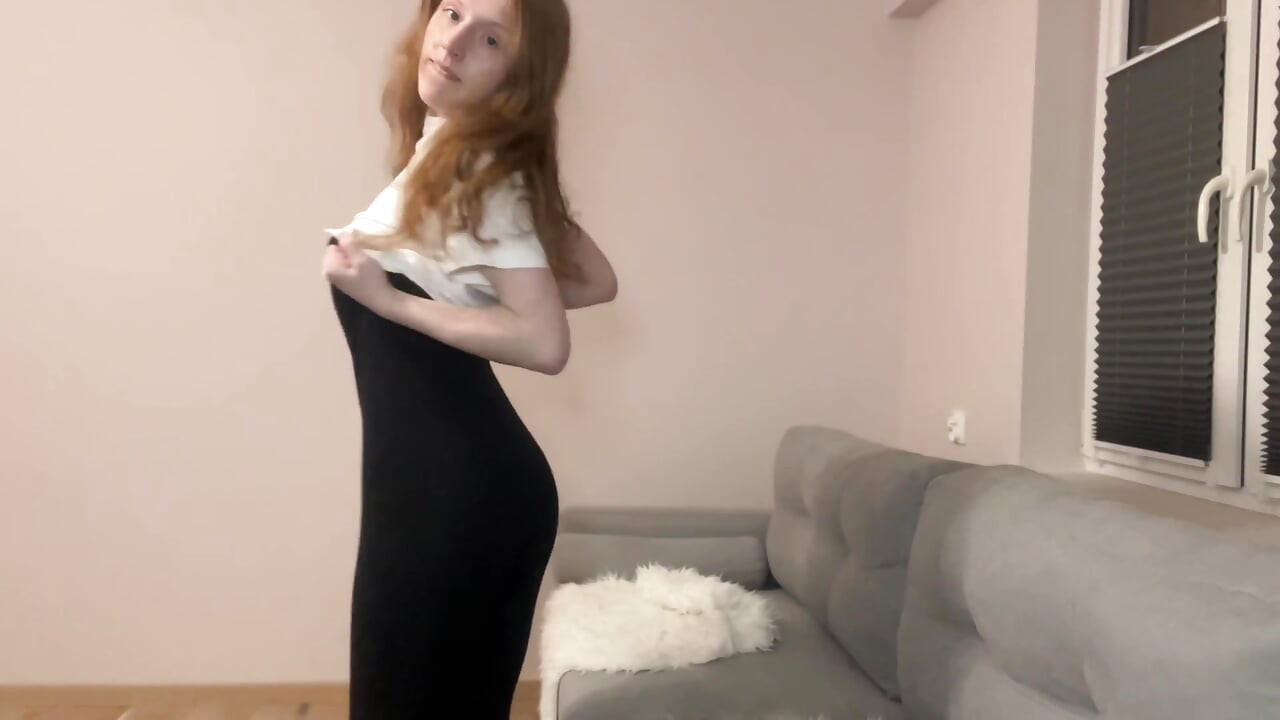 炫耀我的小胸部和我穿着旧紧身裤的屁股