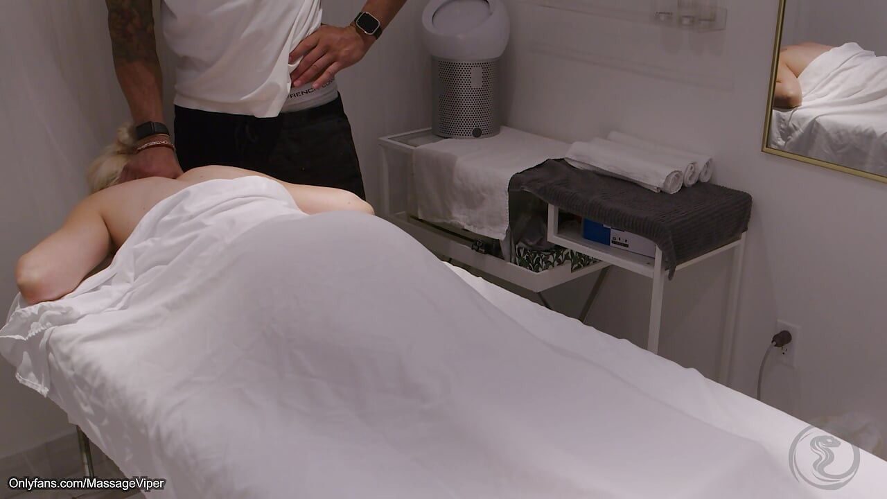 Client Switches Roles and Turns into the Masseuse!