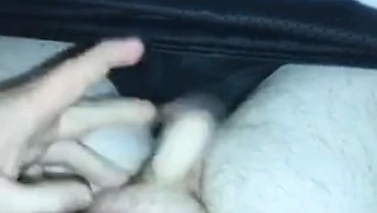Bacaklarının arasındaki küçük kesilmemiş willy ile oynamak