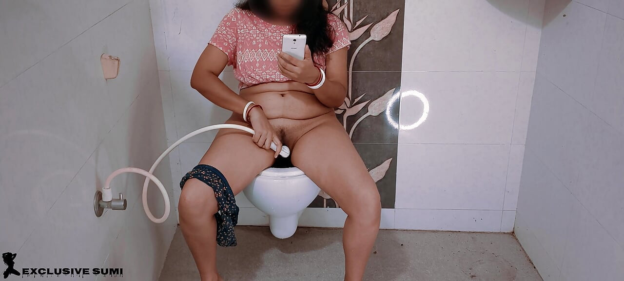 Ateşli karımı banyoda mastürbasyon yaparken yakaladım ve birden fazla orgazm ve fışkırtarak sert sikildim.