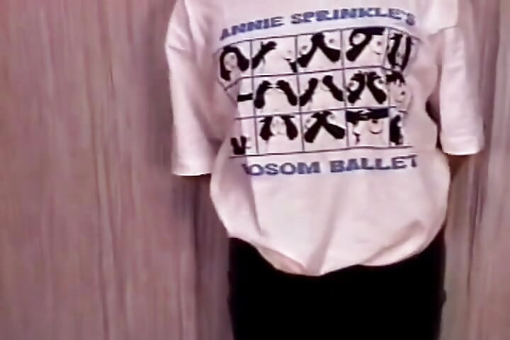 सुपर दुबली कमसिन को उसके छोटे स्तनों पर कपड़े की पिन मिलती है