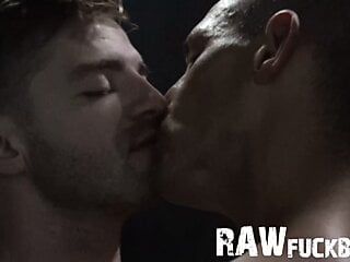 Rawfuckboys - le bon garçon, Tom tourne très mal en baisant brutalement un mec en paquet de 6