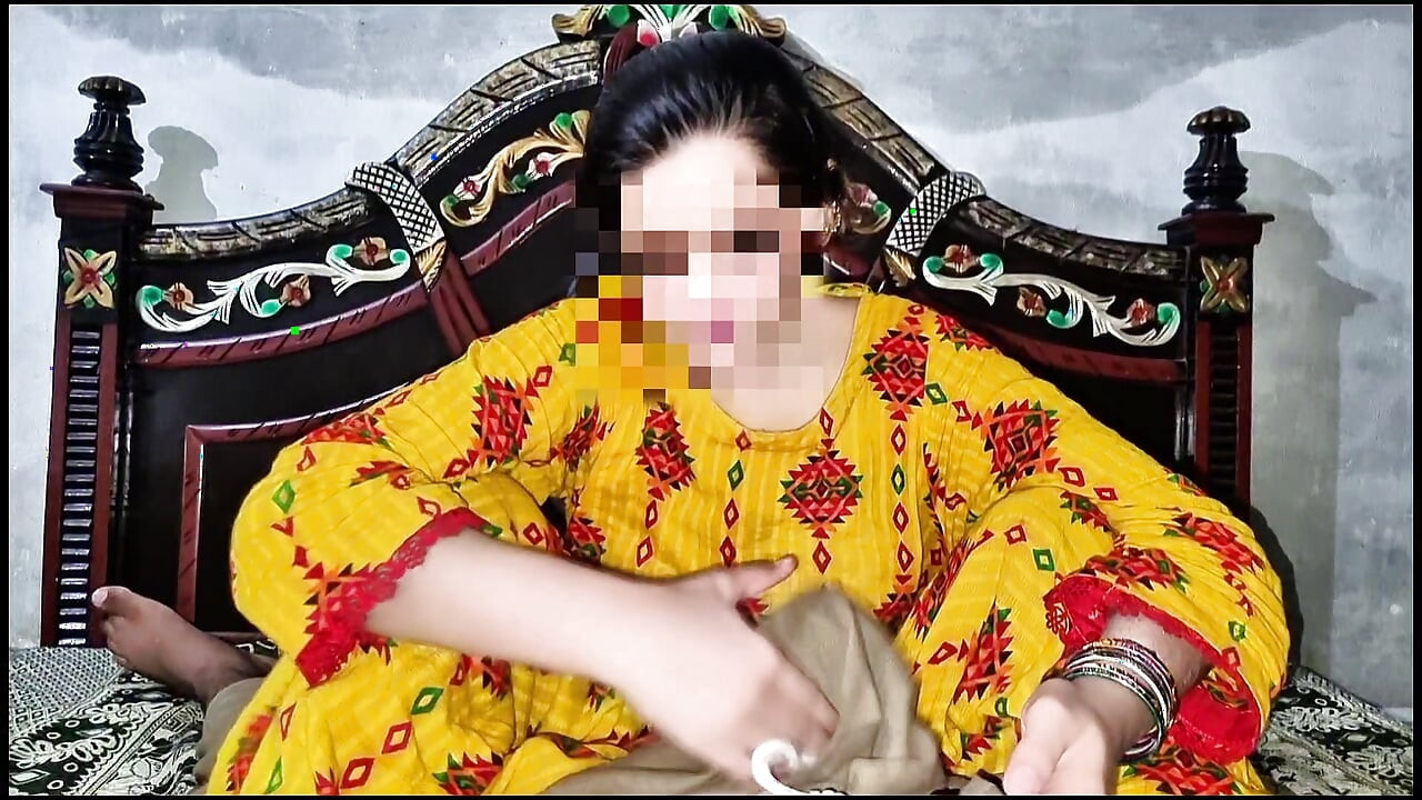 Fată iraniană sexy în galben strâmt Salwar Kameez futai cu țâțe masive și pulă tare joacă acasă reală