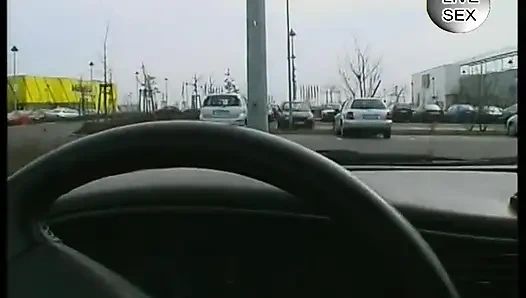 Tante gemuk ini muasin memeknya di dalam mobil