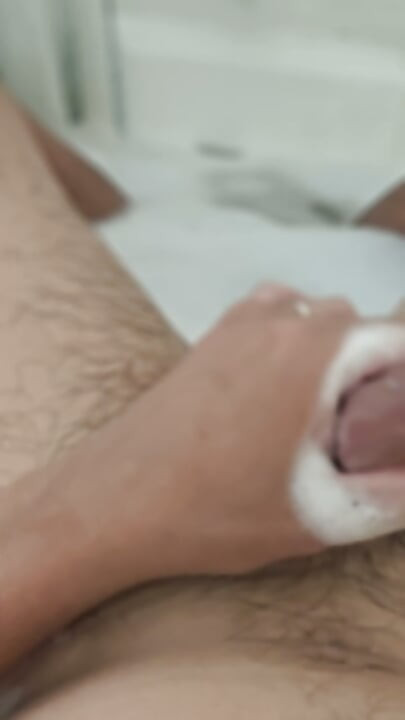 Masturbándose en la bañera y lavando limpio