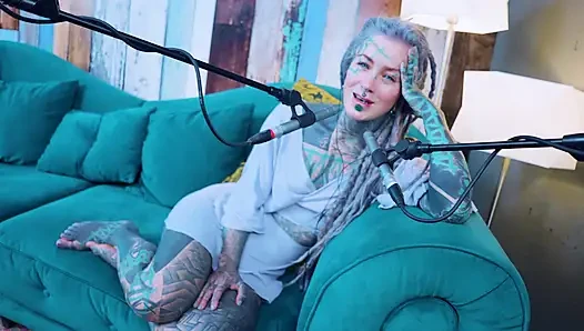 O hakkında konuşuyorum - Aş - asmr podcast sfw konuşuyor gotik sıska kız dreadlocks dövmeli model dövmeli kız