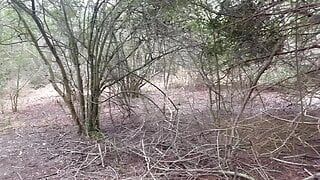 Een dikke grote zwarte lul aftrekken in het bos