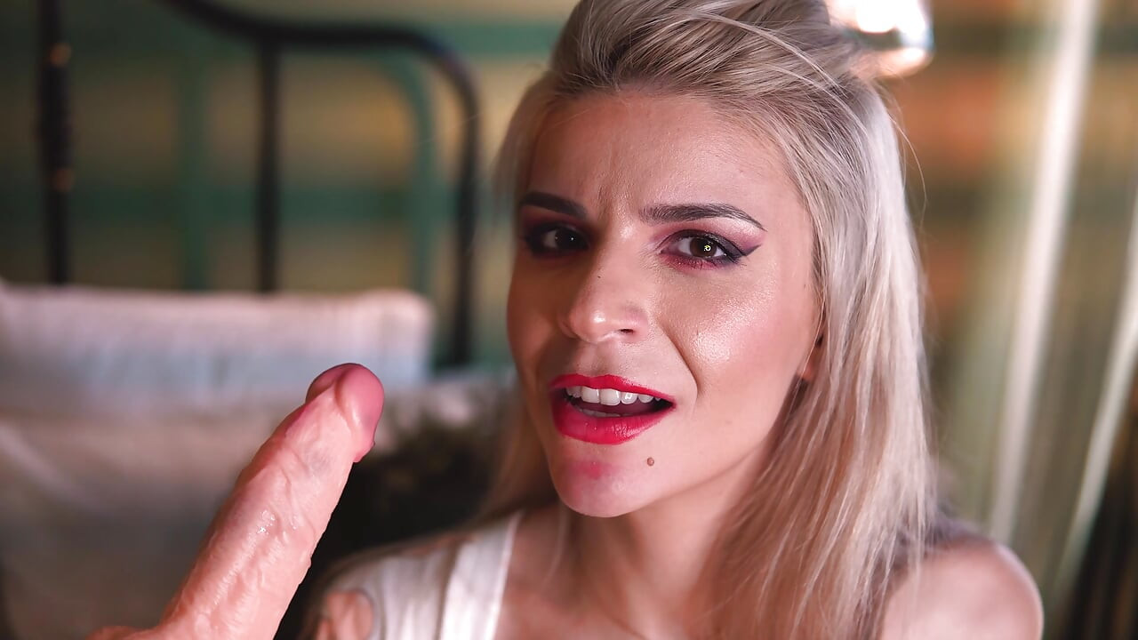 Alexa Creed oferă o muie senzuală neglijentă! Gata pentru buzele ei pe pula ta?
