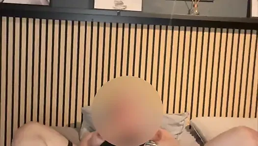 Evde yalnızken ve yapay penisinle oynamak istediğinde.