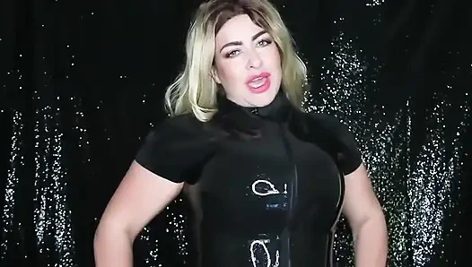 Terkesima oleh payudara HH dalam video lateks