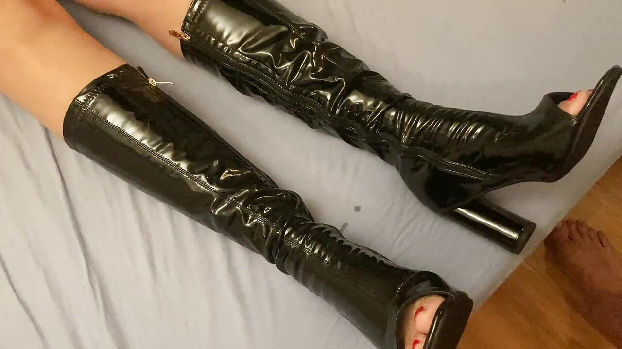 Peeptoe fetiš čizme na krevetu