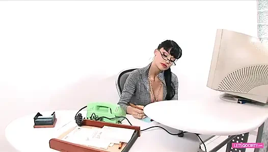 Сексуальная секретарша в красном нижнем белье и чулках скачет на хорошем члене