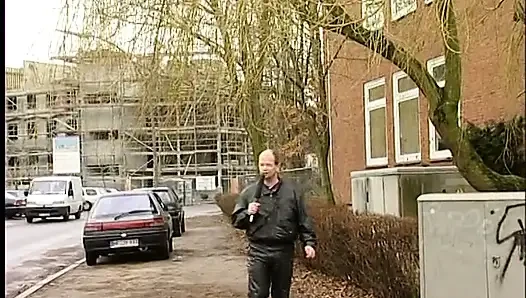 Kurze haare, brünette im freien, interview