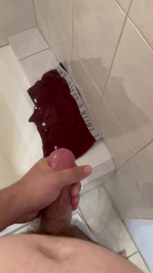 セントクロイのシャワーでオナニー