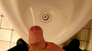 Abspritzen in öffentlichem Toiletten-Urinal