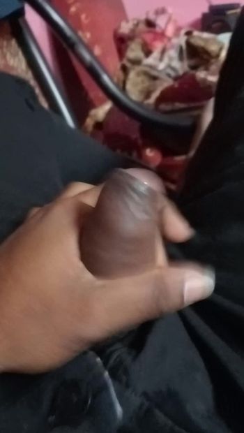 Tamil jongen masturbeert tot klaarkomen