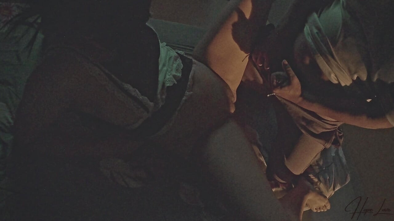 ハウスメイドと浮気をし、浮気をする