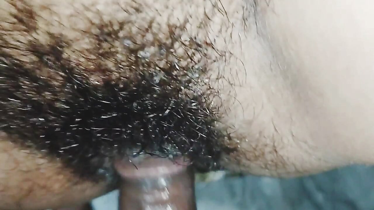 Üvey kız ateşli karımı sikiyor ve kıllı amına boşalıyor