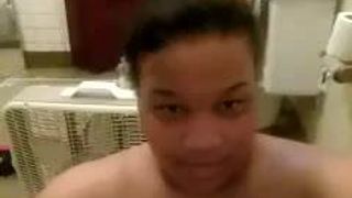 Bella donna nera nella vasca da bagno