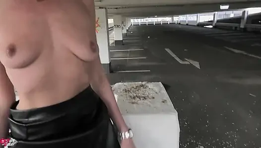 Azgın Sarışın Alman Orospu Otoparka Gönderildi ve Sevişti