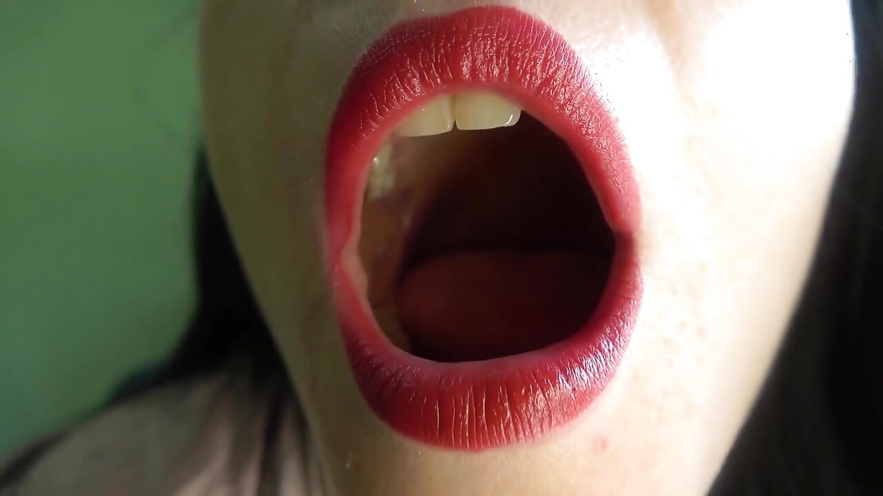 Giantess Anna เล่นกับคุณในบ้านเธอ