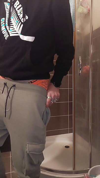 Jerking off a Cock in the Shower