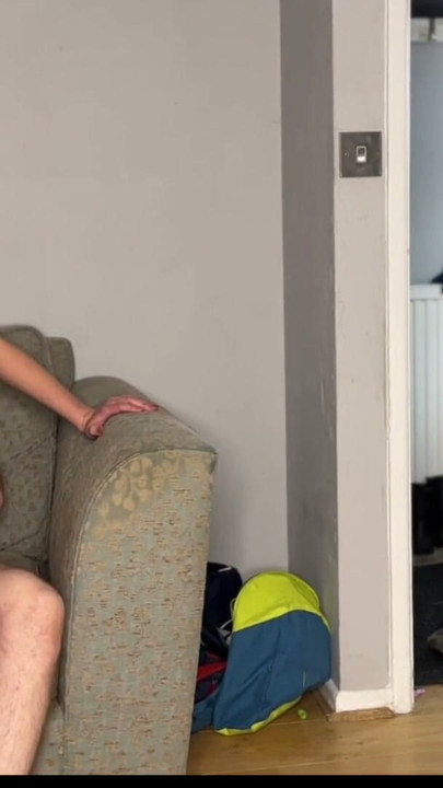 Kåt fru ringer sin granne, bedrar sin man medan han är på jobbet | Klipp 3