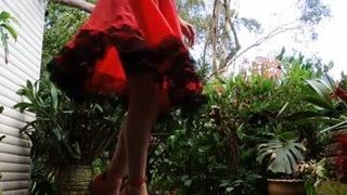 Sissy Ray draußen im roten Kleid 2