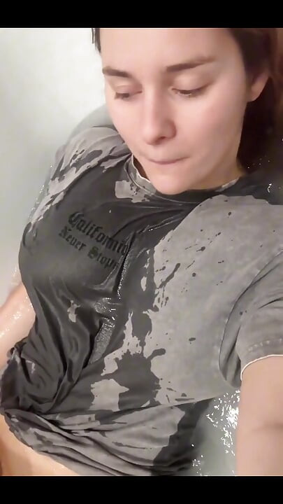 Влизали ли сте някога във вана напълно облечени?