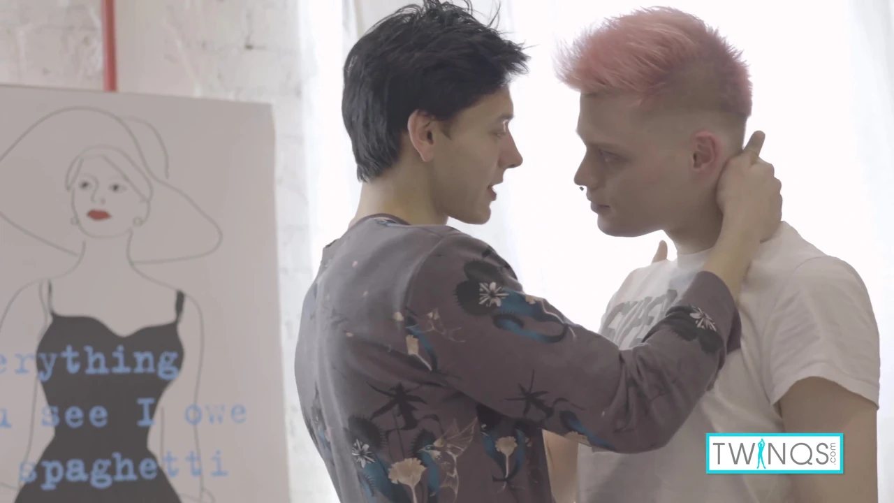 Punk twink Oliver esmer Logan tarafından şaplaklanıyor ve sikiliyor!