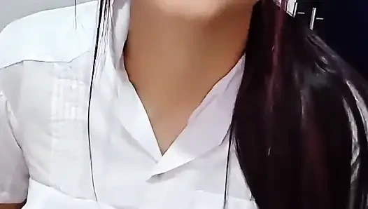 Porno aktrisi üvey babasına harika bir sakso çekiyor (gerçek ev yapımı)