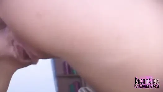Vibrator di pantatnya dan kemudian memeknya membuatnya muncrat seperti orang gila