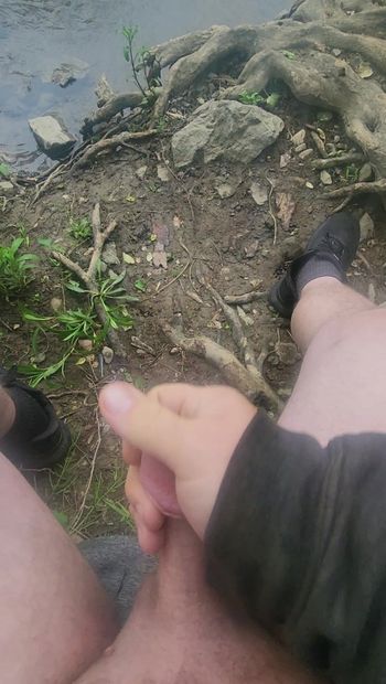 Een beetje ruk bij de rivier, bijna begeerde dus geen sperma. 😪