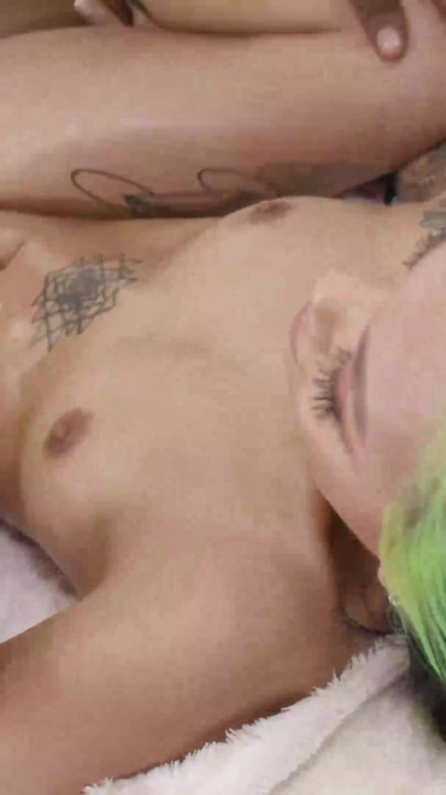 Hunk Brickzilla prend un avant-goût de la petite fente d’étudiante de Paisley Page sexy ! | Clip 2