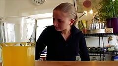 Фигуристая блондинка-шлюшка из Германии скачет на жестком члене на кухне
