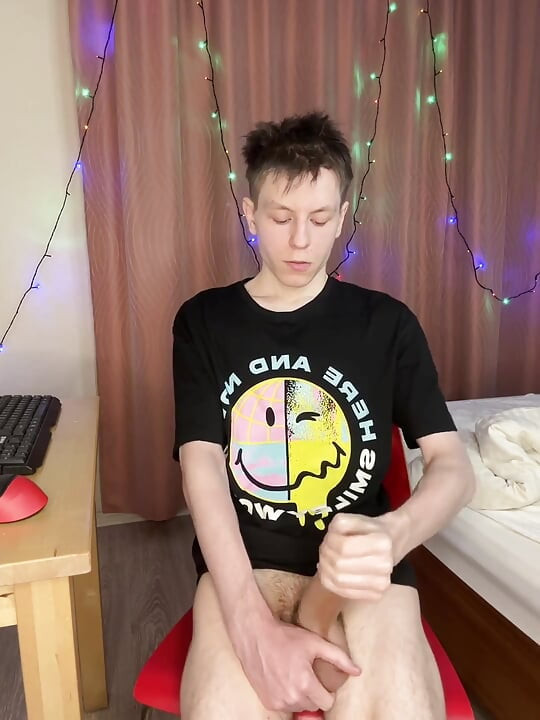 Quick Dorm Jerk Makes 23cm Cock Squirt Everywhere