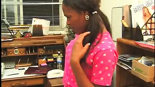 Pelacur hitam disetubuhi oleh pejantan putih di pantat