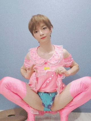 Un travesti japonais se masturbe dans une robe pinky banish