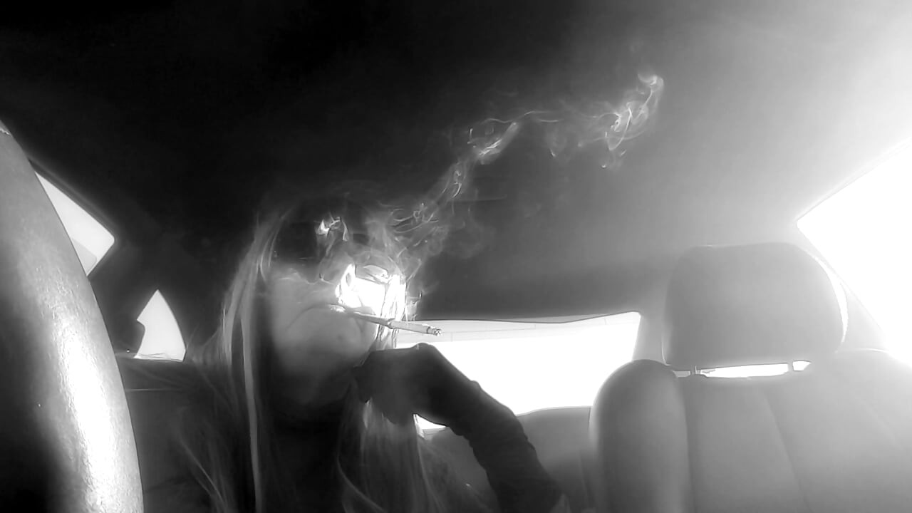 I SUK A BIG DONG WHILE I SMOKE WITH A CIGARETTE HOLDER IN MY CAR